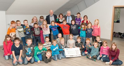 Bürgermeister Fritz Berends überreicht mit seinen Stellvertretern Hannegret Scholten und Jan Harms-Ensink die Spende an Jugendpflegerin Henrike Hoegen (hinten rechts)