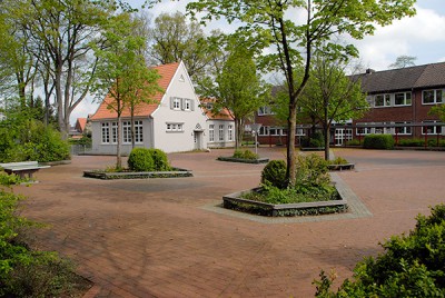Schulhof und "Altes Schulhaus"